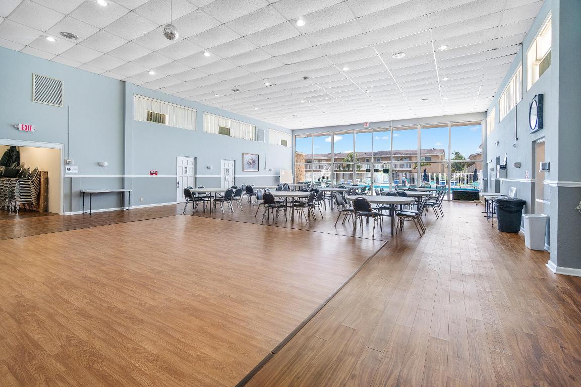 VILLAGE ROYALE CONDO 8 - Residential