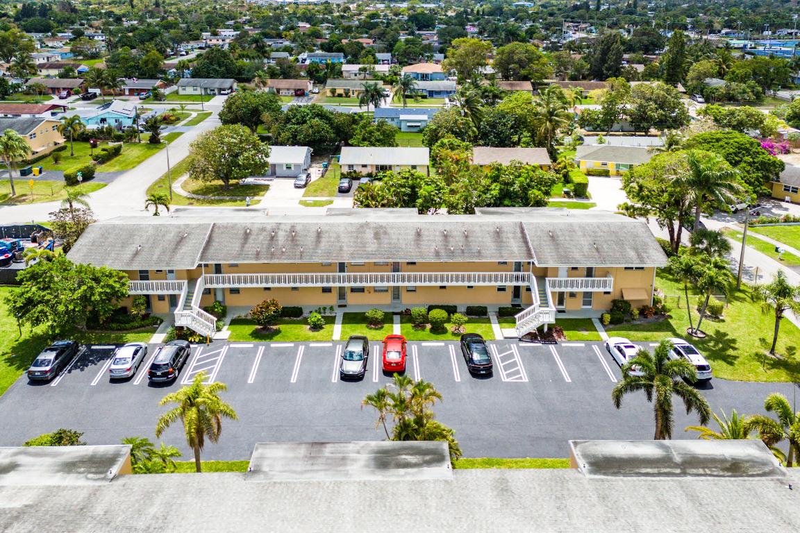 VILLAGE ROYALE CONDO 8 - Residential