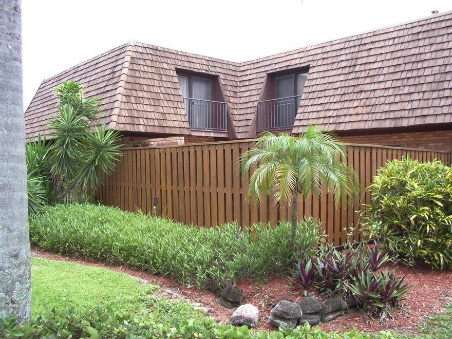 LARGE FULLY EQUIPPED TOWNHOUSE IN GREAT LOCATION IN POPULAR JUPITER ONE NEIGHBORHOOD WITH FENCED COURTYARD, COMMUNITY HAS HEATED POOL & TENNIS. CLOSE TO THE BEACH, RIVERWALK, SHOPPING, RESTAURANTS, DOG PERMITTED WITH OWNER APPROVAL. ONLY AVAILABLE APRIL THRU NOVEMBER 2022.