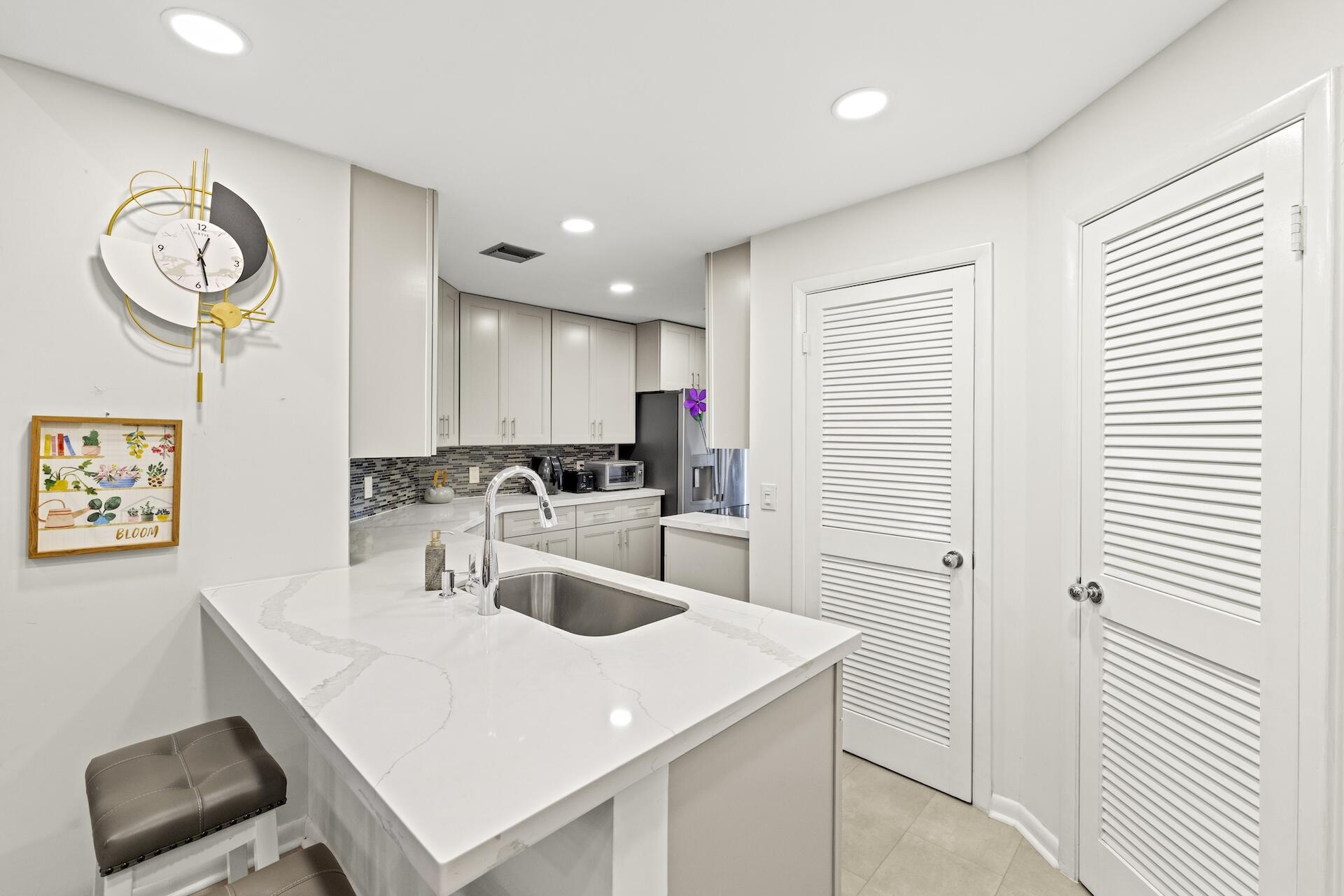 6721 Versailles Court