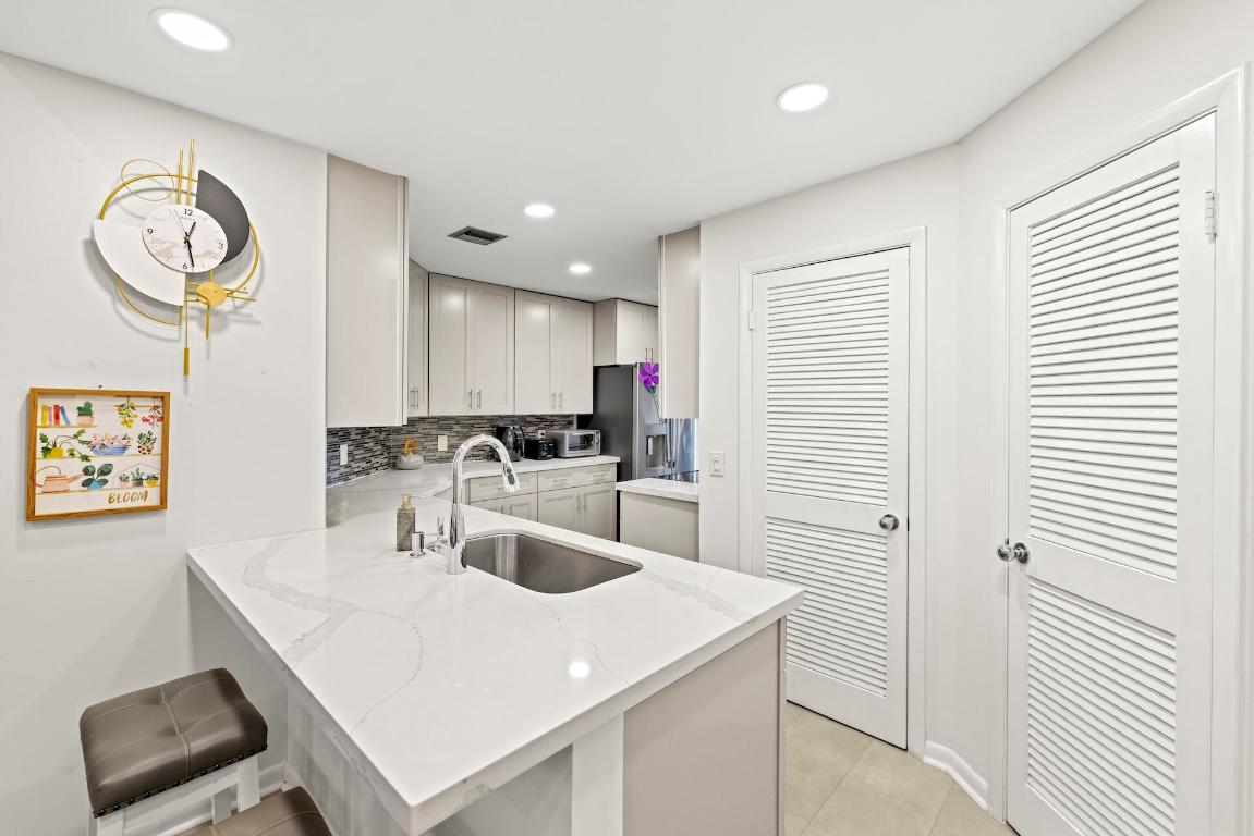 6721 Versailles Court