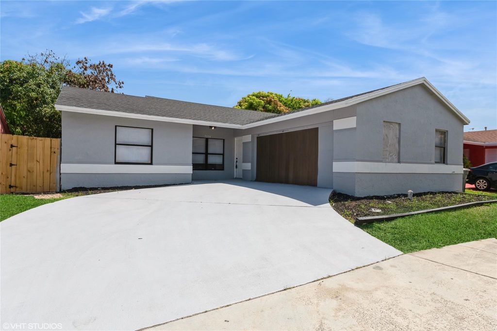 Photo of 7334 Willow Spring Circle, Boynton Beach, FL 33436 (MLS # F10506016)