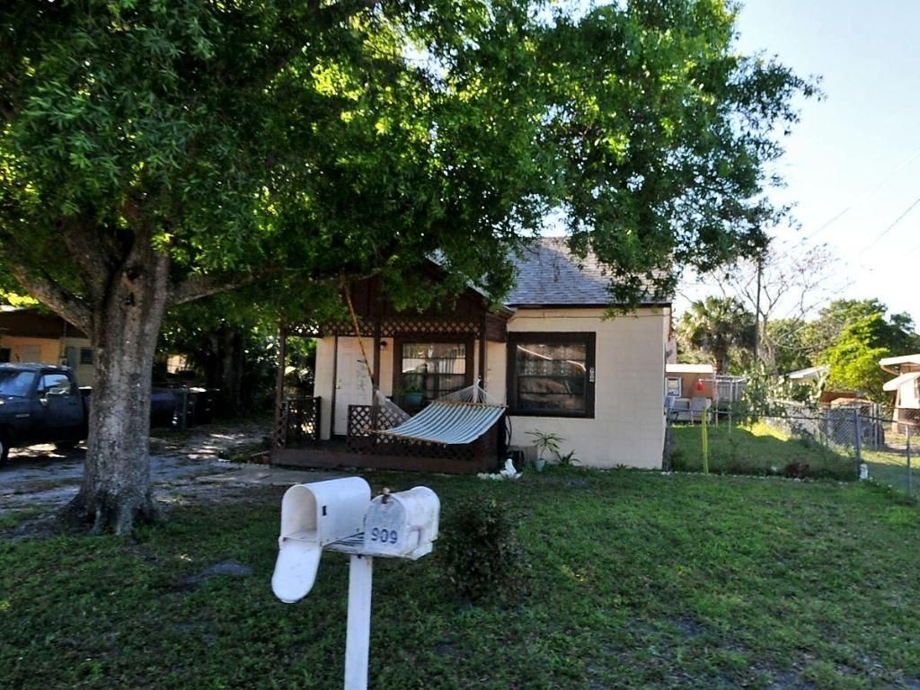 Photo of 909 S 15th Street, Fort Pierce, FL 34950 (MLS # R10962310)