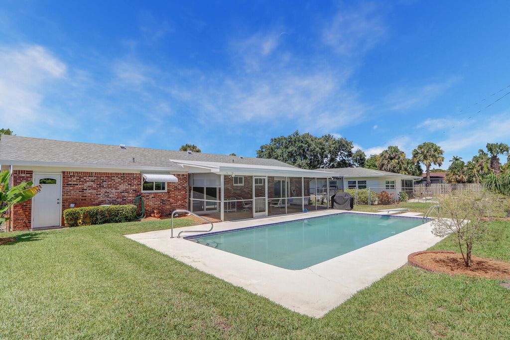 Photo of 3870 Lighthouse Drive, Palm Beach Gardens, FL 33410 (MLS # R10985160)