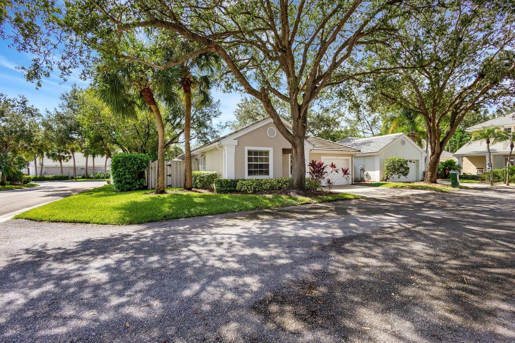 Photo of 15 Admirals Court, Palm Beach Gardens, FL 33418 (MLS # R11124849)