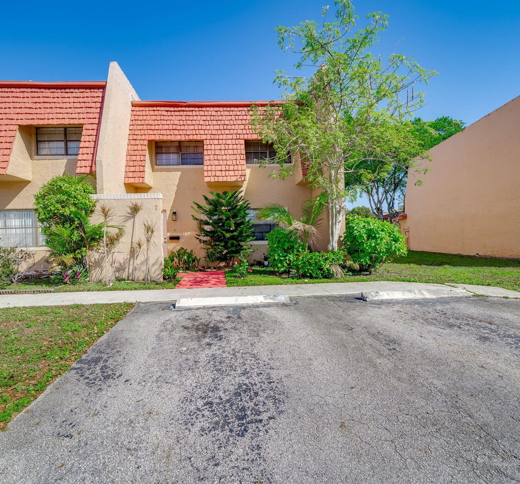 Photo of 7 Ann Lee Lane, Tamarac, FL 33319 (MLS # B26006633)