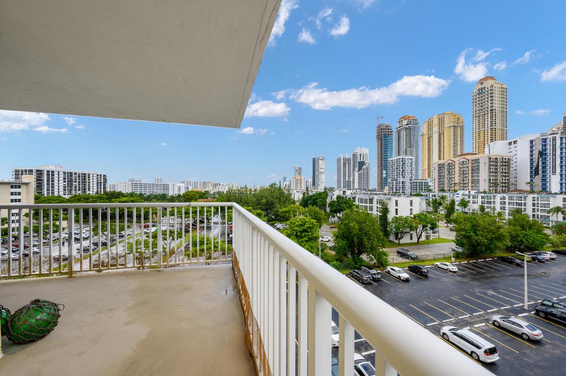 WINSTON TOWERS 400 CONDO - Residential