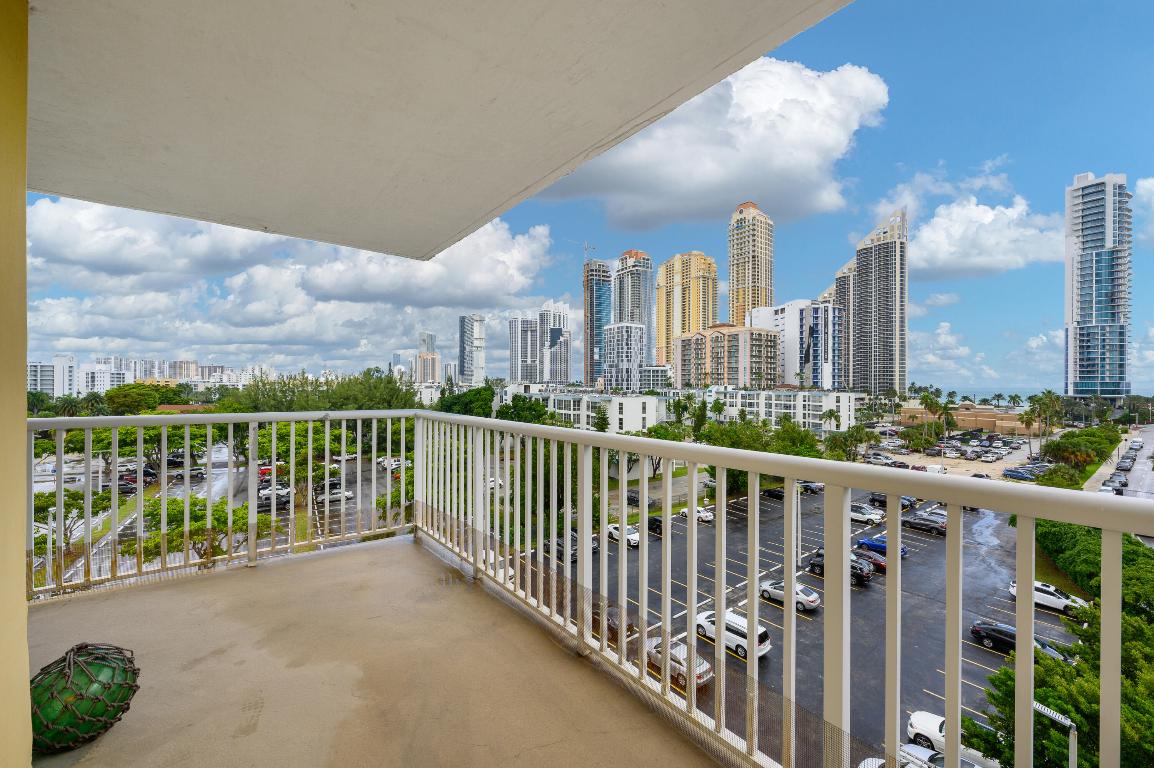 WINSTON TOWERS 400 CONDO - Residential