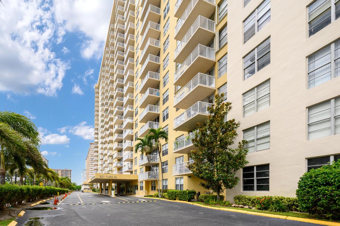 WINSTON TOWERS 400 CONDO - Residential