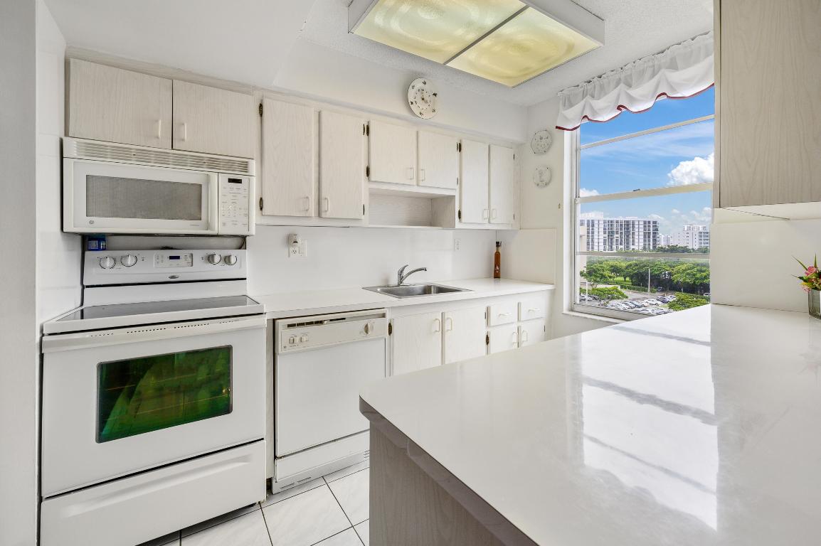 WINSTON TOWERS 400 CONDO - Residential