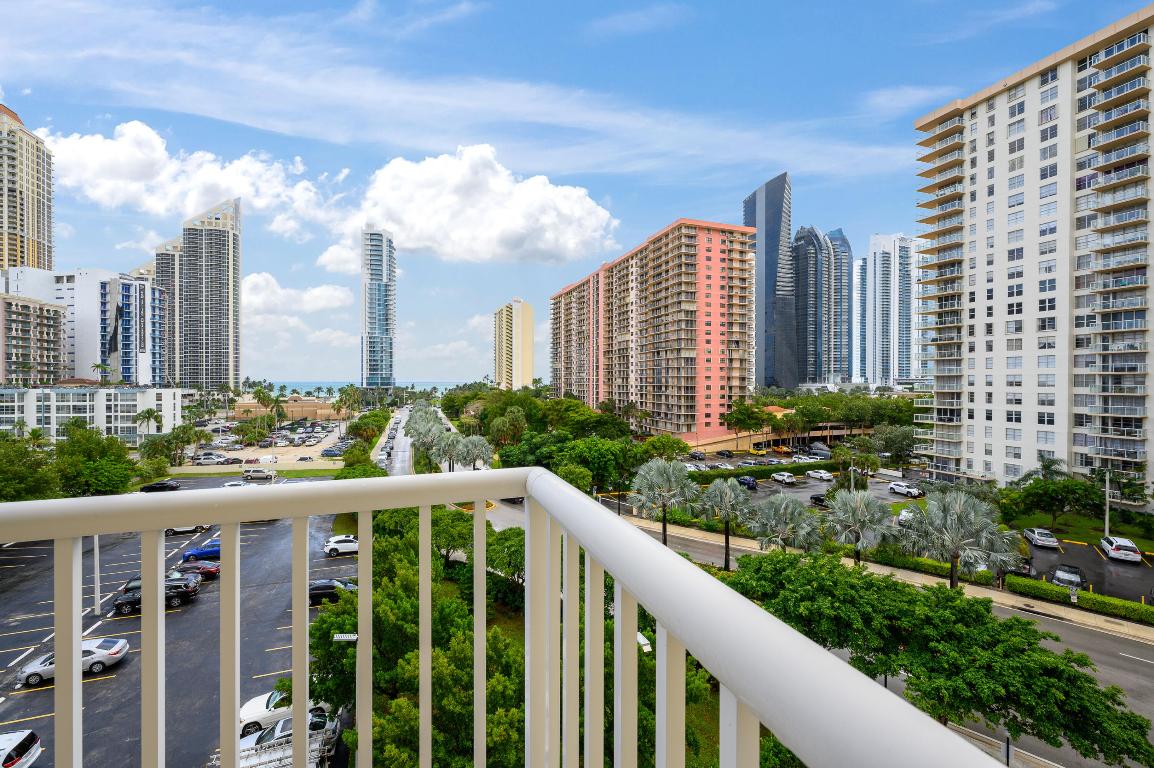 WINSTON TOWERS 400 CONDO - Residential