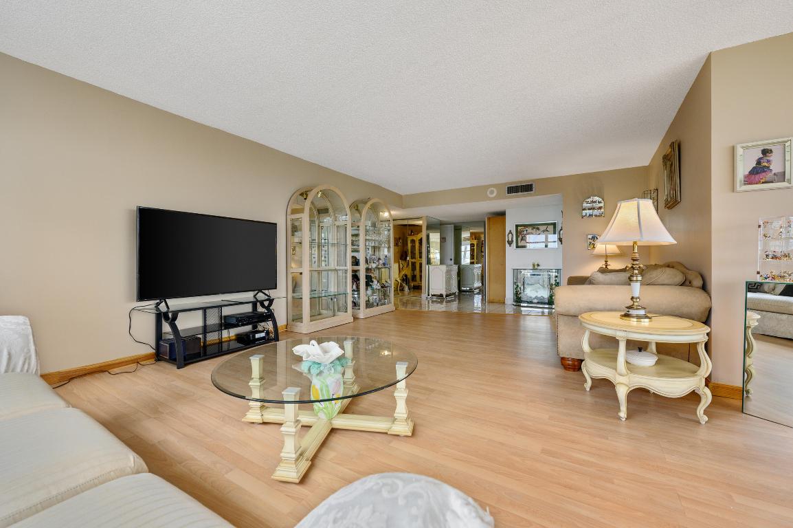 WINSTON TOWERS 400 CONDO - Residential