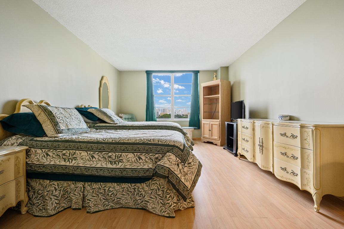 WINSTON TOWERS 400 CONDO - Residential