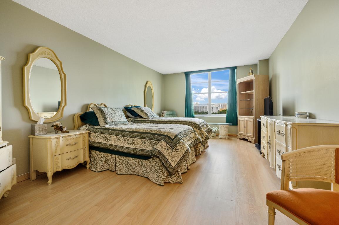 WINSTON TOWERS 400 CONDO - Residential