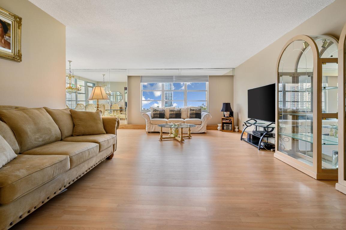 WINSTON TOWERS 400 CONDO - Residential