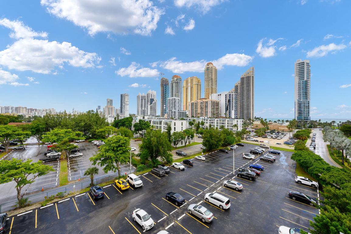 WINSTON TOWERS 400 CONDO - Residential