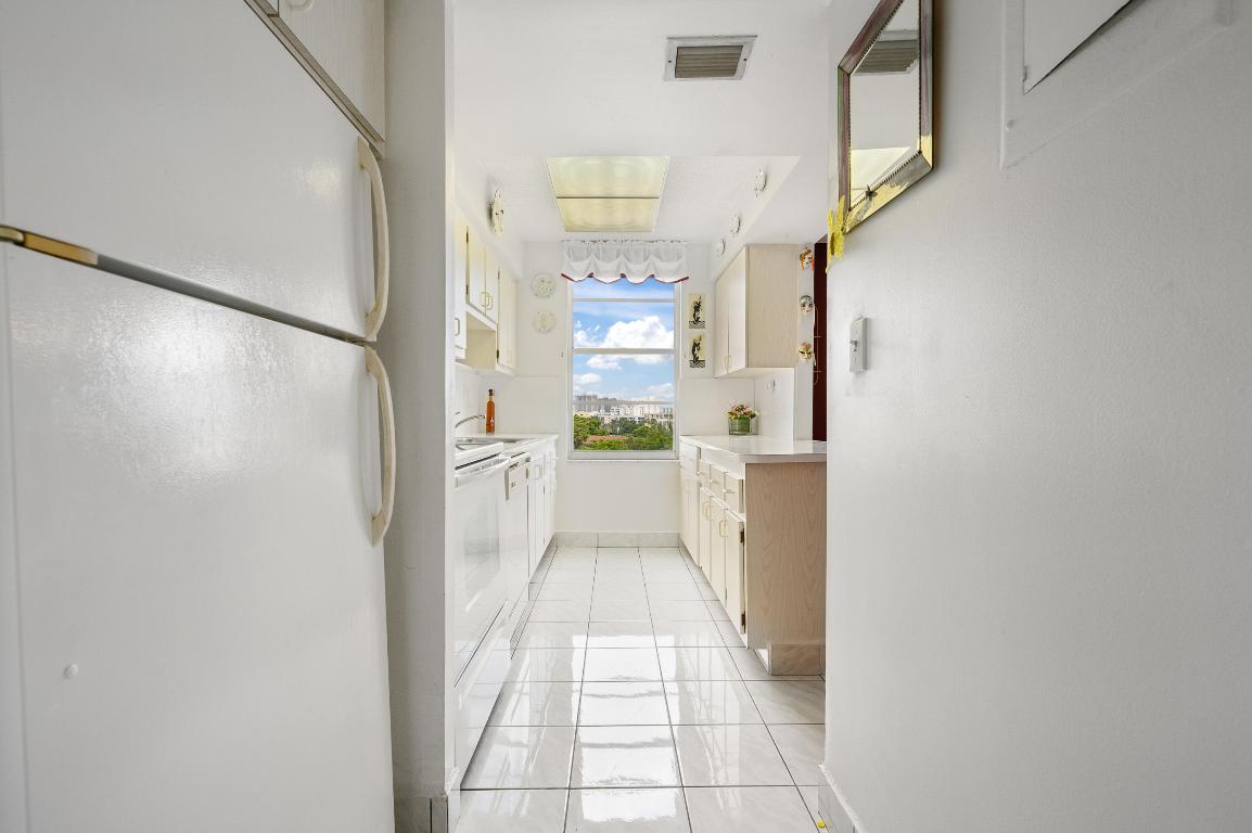 WINSTON TOWERS 400 CONDO - Residential