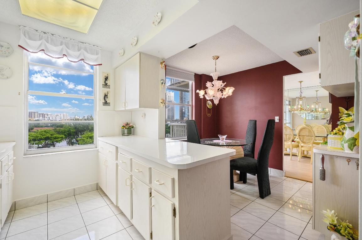 WINSTON TOWERS 400 CONDO - Residential