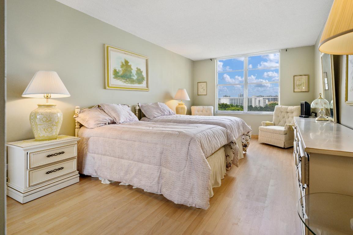 WINSTON TOWERS 400 CONDO - Residential