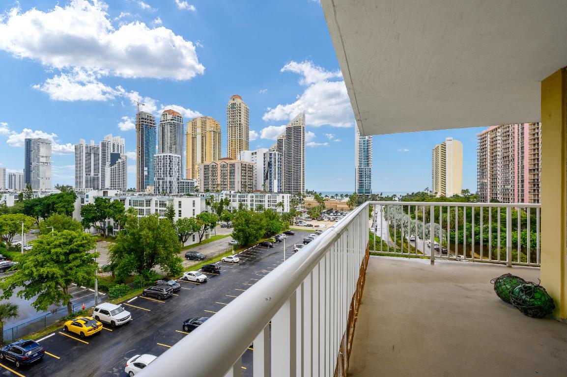 WINSTON TOWERS 400 CONDO - Residential