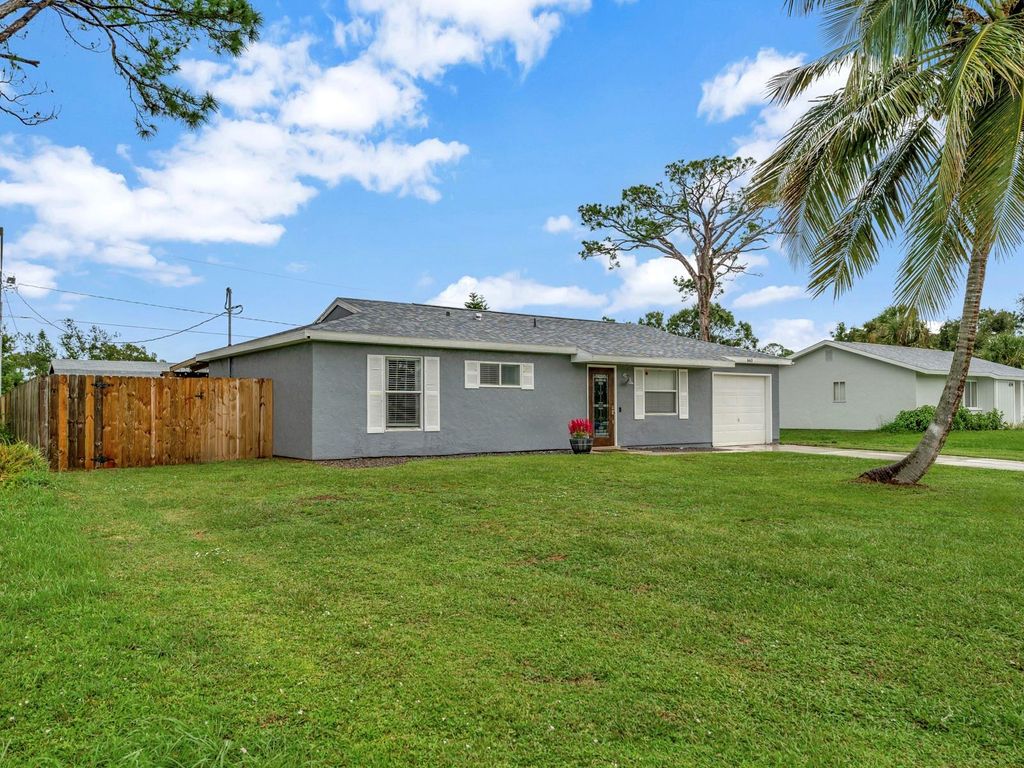 Photo of 660 SW 25th St, Vero Beach, FL 32962 (MLS # F10531464)