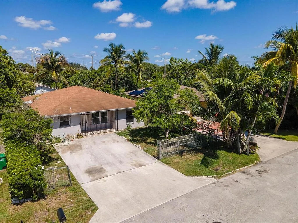 Photo of 1038 Sunset Avenue, Delray Beach, FL 33444 (MLS # R11120541)