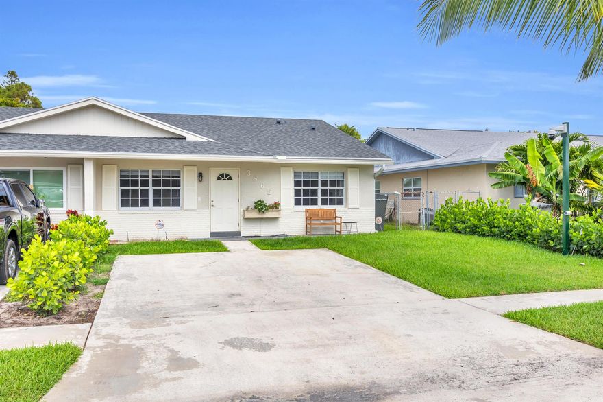 Experience contemporary living in this spacious 2-bedroom, 2-bathroom apartment located in the heart of West Palm Beach. This unit boasts an open-concept layout features a large rear loft that can serve as a third bedroom, home office, or flex space, a gourmet kitchen featuring stainless steel appliances, countertops. The master suite includes a private bathroom with a custom vanity and a glass-enclosed shower. Enjoy natural light throughout, in-unit laundry, and a private patio perfect for relaxing. Conveniently situated near shopping centers, dining establishments, and public transportation. Pet-friendly and available now! Don't miss this opportunity -- schedule a tour today!