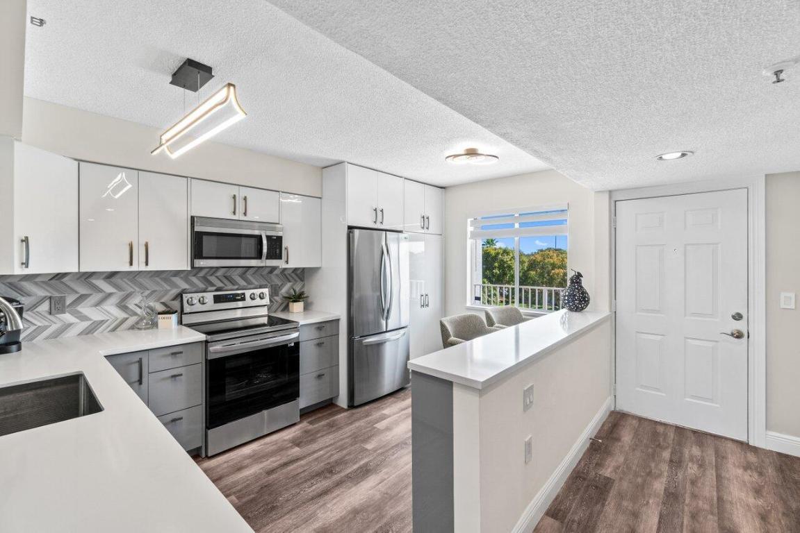 HUNTINGTON POINTE - Residential