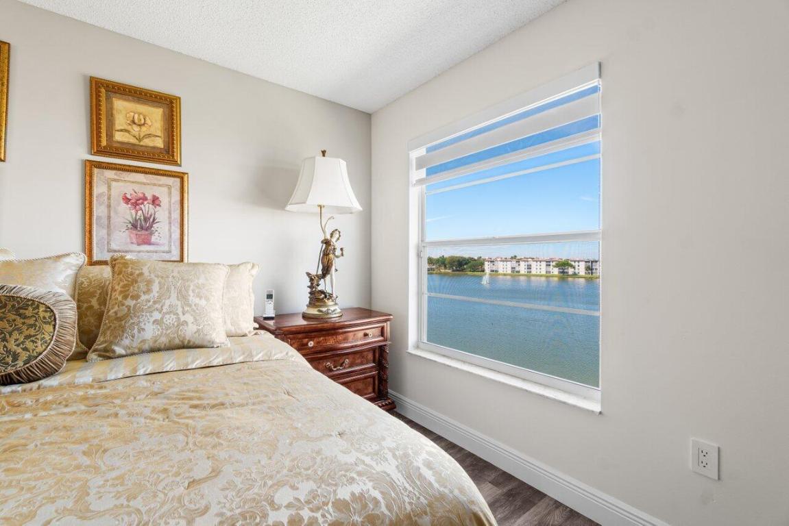 HUNTINGTON POINTE - Residential