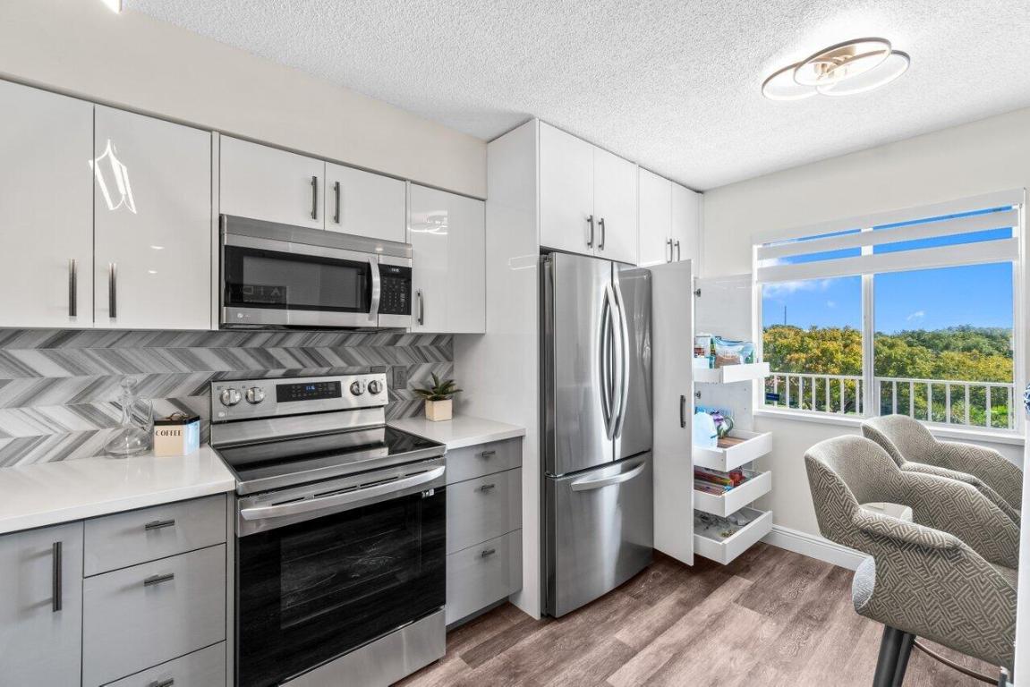 HUNTINGTON POINTE - Residential