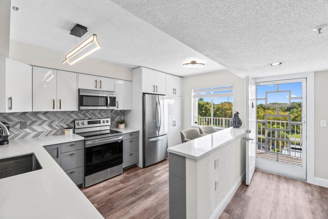 HUNTINGTON POINTE - Residential