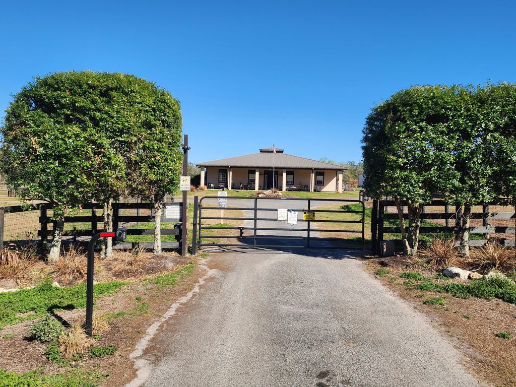 Photo of 6025 NW 115th Avenue, Ocala, FL 34482 (MLS # B26008920)