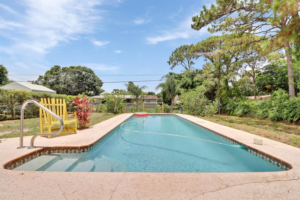 Photo of 1006 Gatewood Avenue, Fort Pierce, FL 34982 (MLS # R11099967)