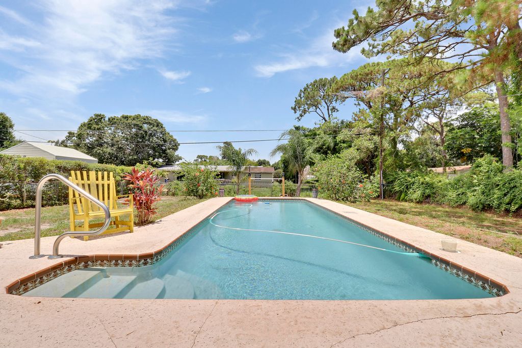 Photo of 1006 Gatewood Avenue, Fort Pierce, FL 34982 (MLS # R11099967)