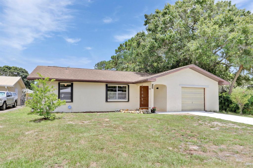 Photo of 1006 Gatewood Avenue, Fort Pierce, FL 34982 (MLS # R11099967)