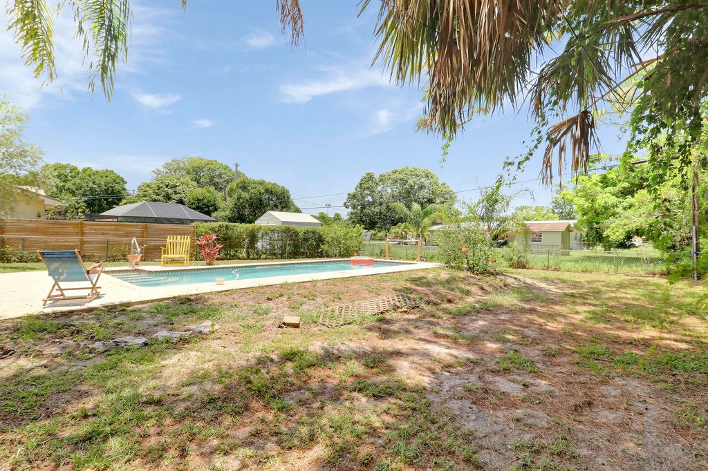 Photo of 1006 Gatewood Avenue, Fort Pierce, FL 34982 (MLS # R11099967)