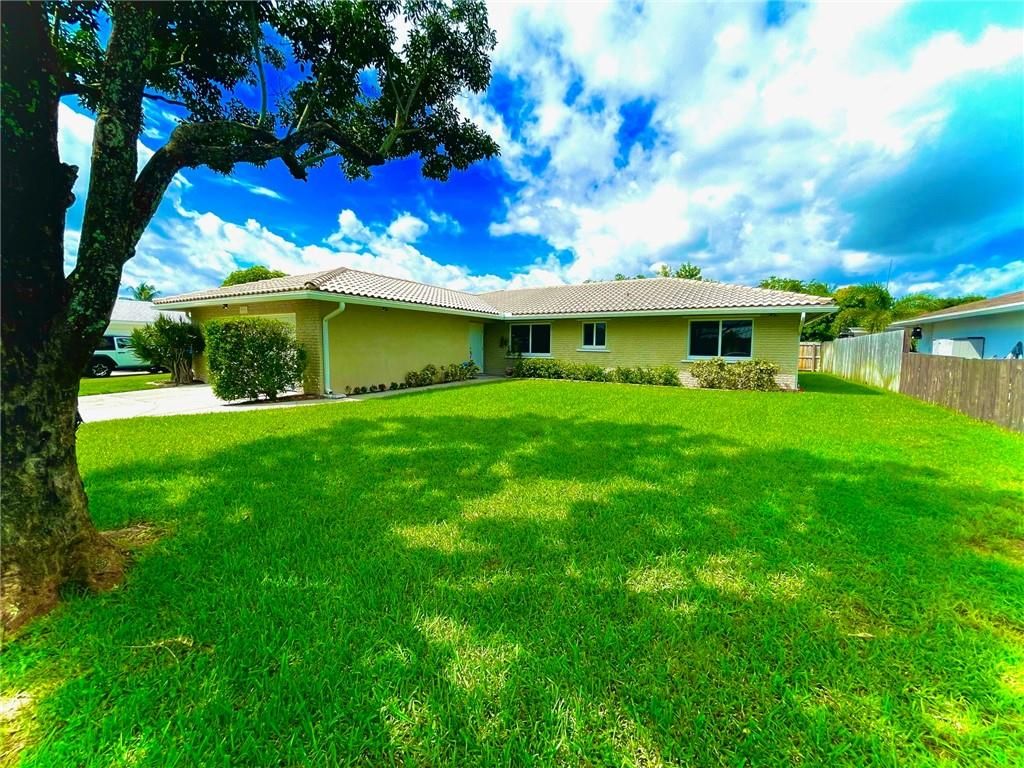Photo of 2555 SW 14th St, Boynton Beach, FL 33426 (MLS # F10303194)