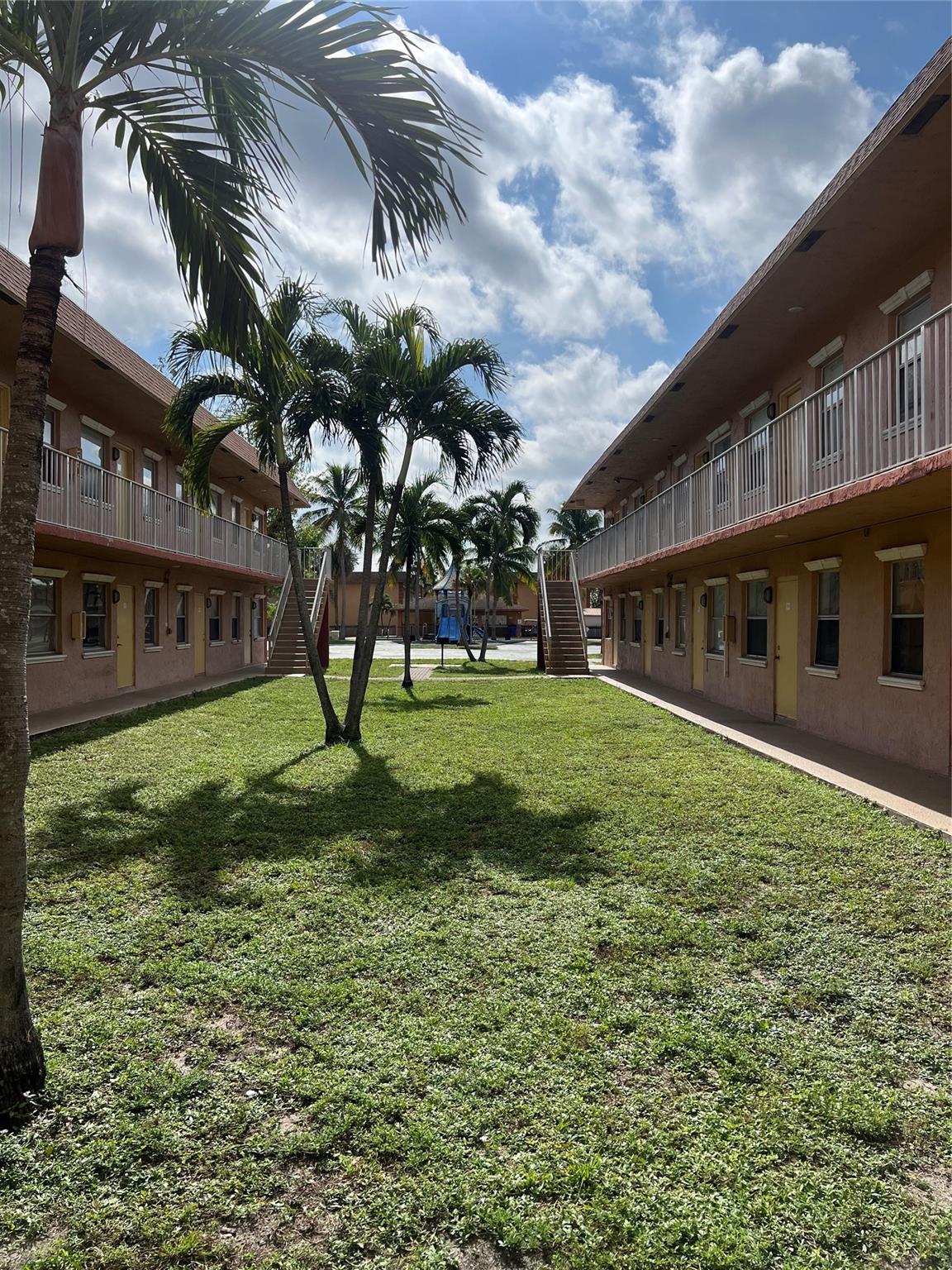 COURTS AT OAKLAND PARK - Residential Lease
