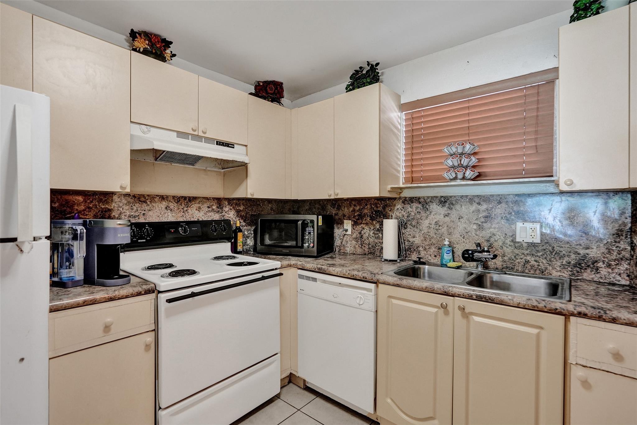 4235 N University Dr 110, Sunrise, FL, 33351/$135,000 4 4235 N University Dr 110