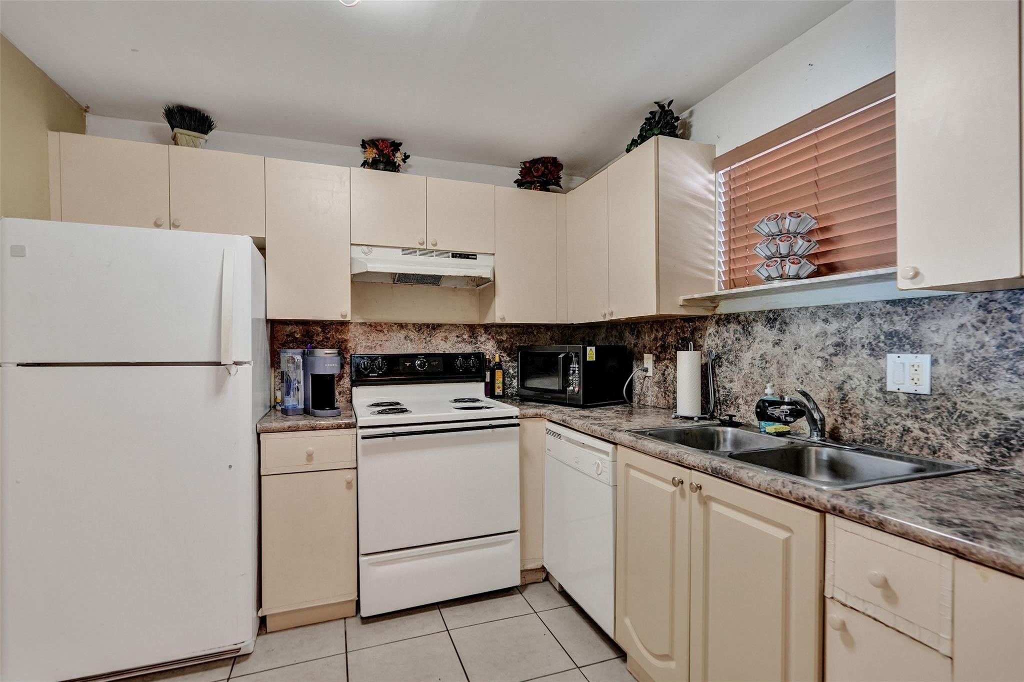 4235 N University Dr 110, Sunrise, FL, 33351/$135,000 3 4235 N University Dr 110
