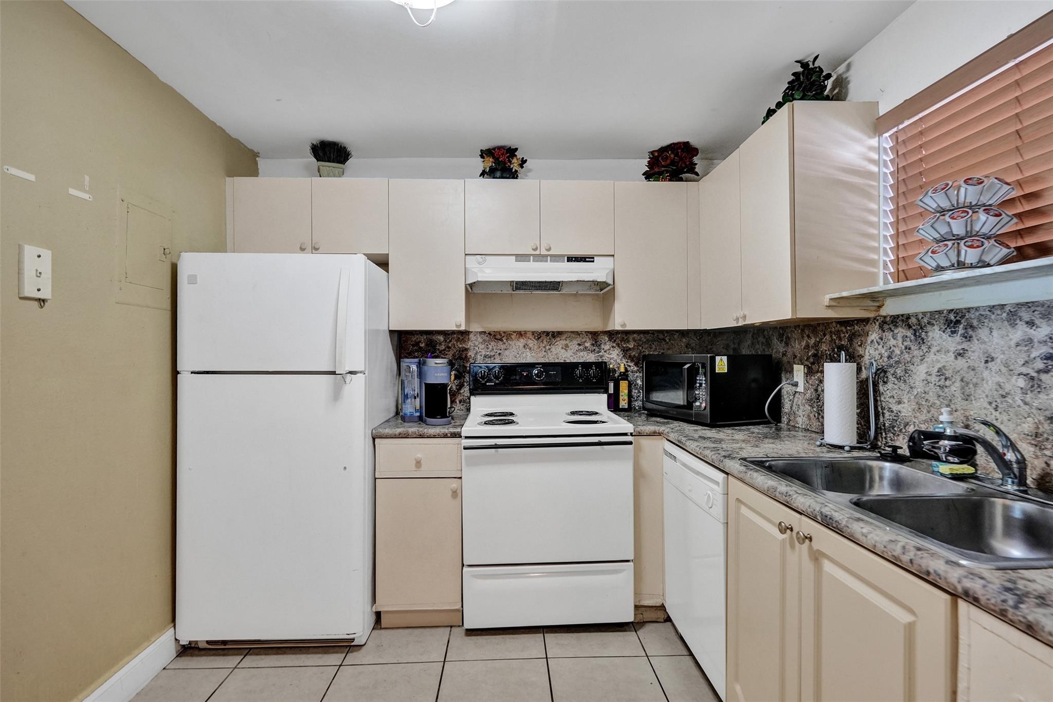4235 N University Dr 110, Sunrise, FL, 33351/$135,000 2 4235 N University Dr 110