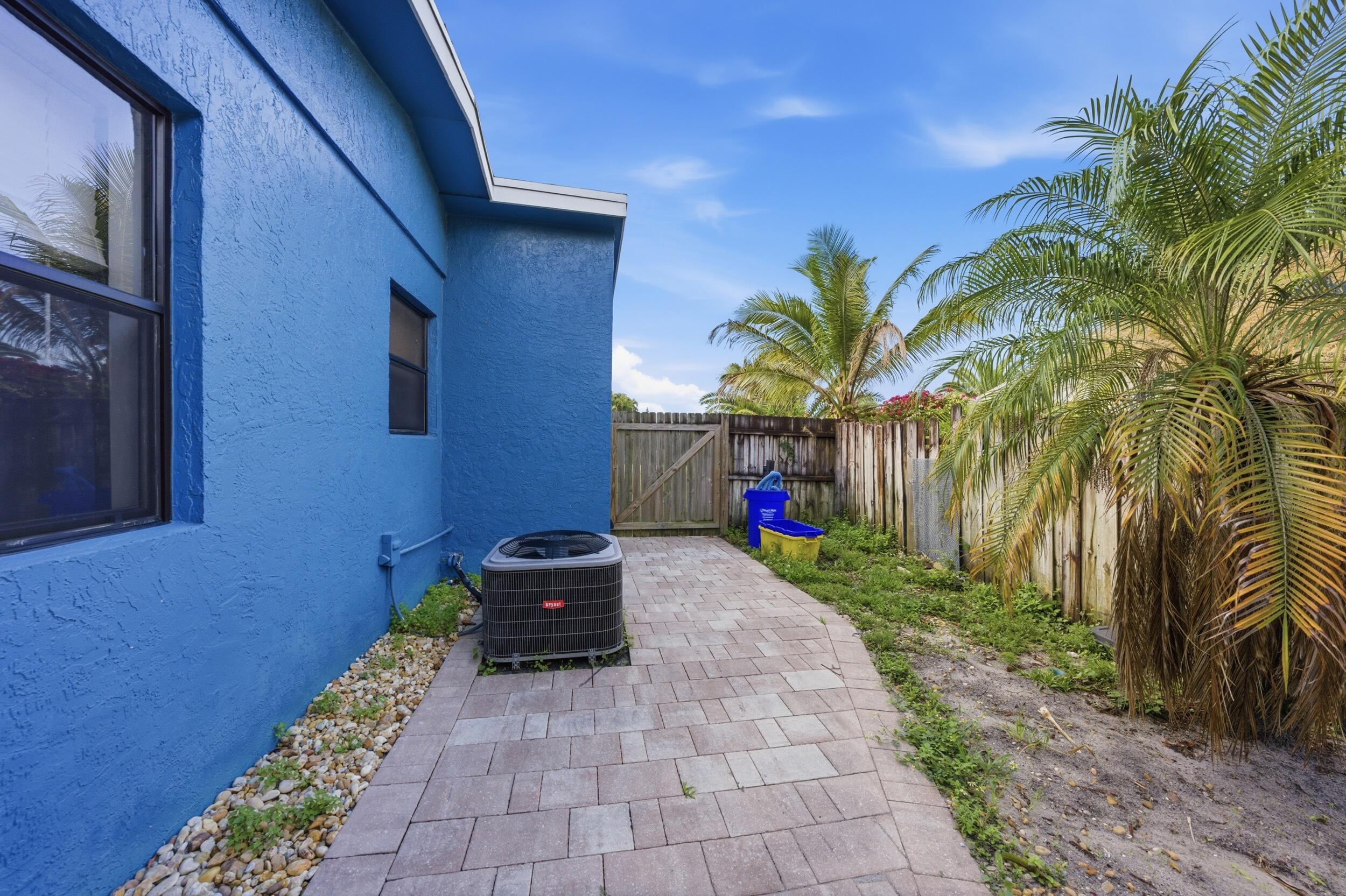 LAWN LAKE - Residential