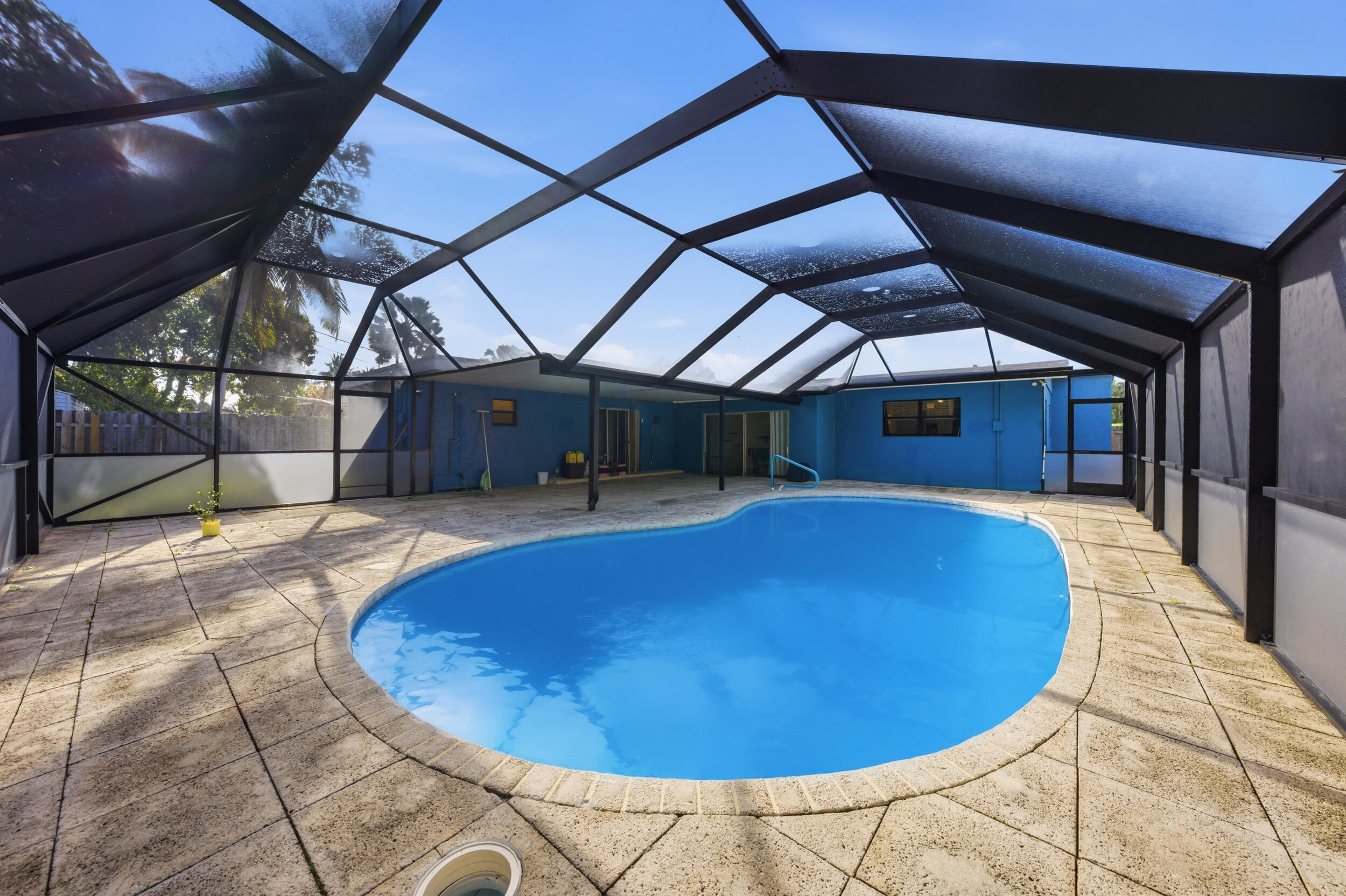 LAWN LAKE - Residential