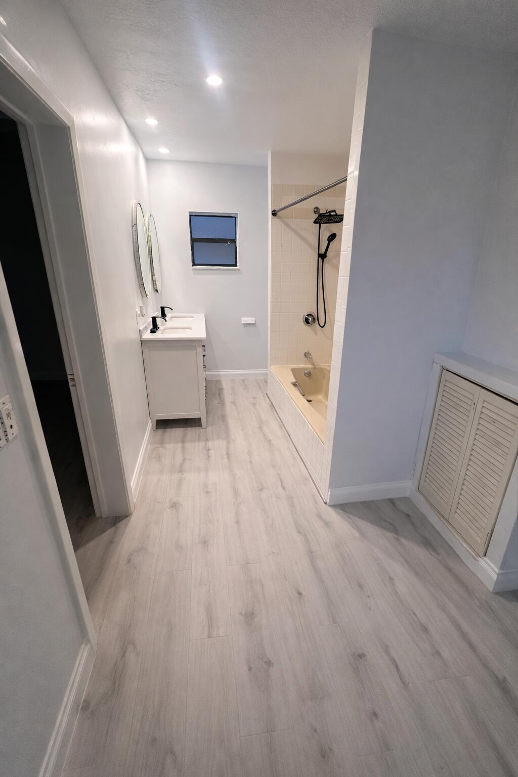 LAWN LAKE - Residential