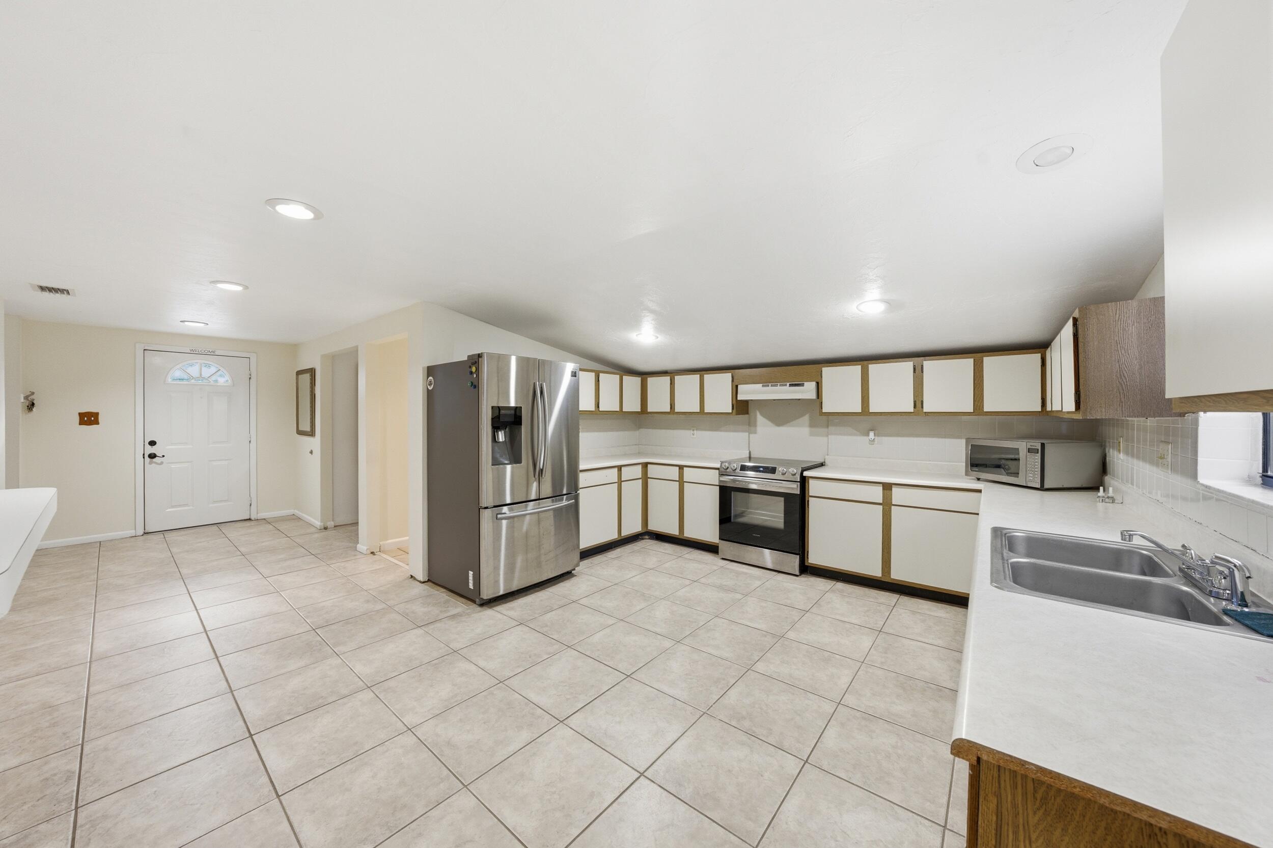 LAWN LAKE - Residential