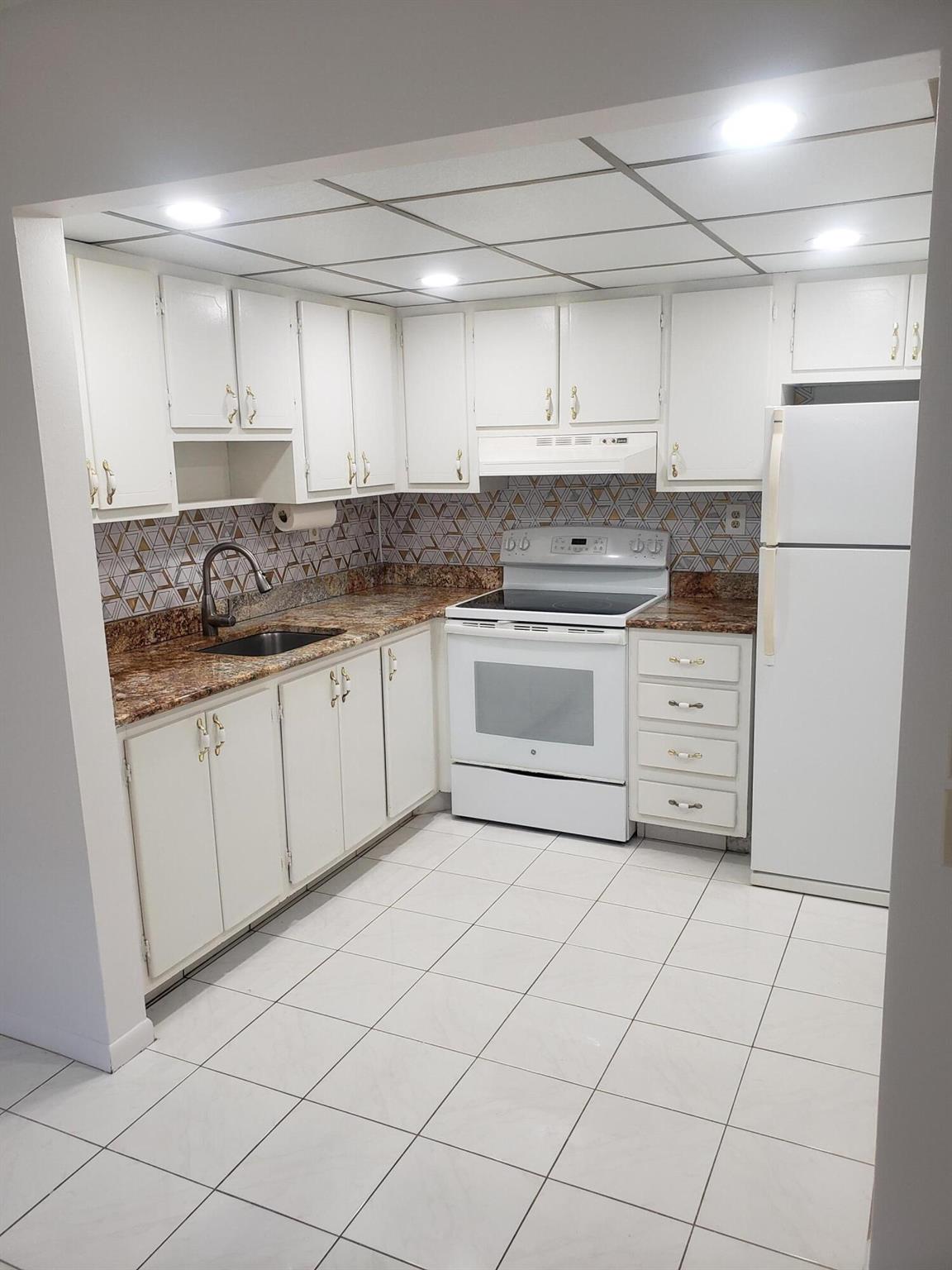 KINGS POINT BURGUNDY COND - Residential Lease