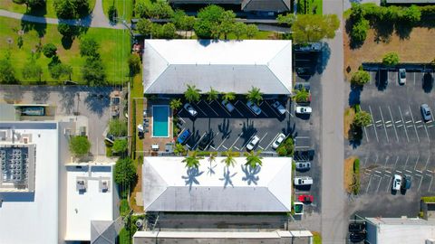 Condominium in Fort Lauderdale FL 2115 37th Dr 38.jpg