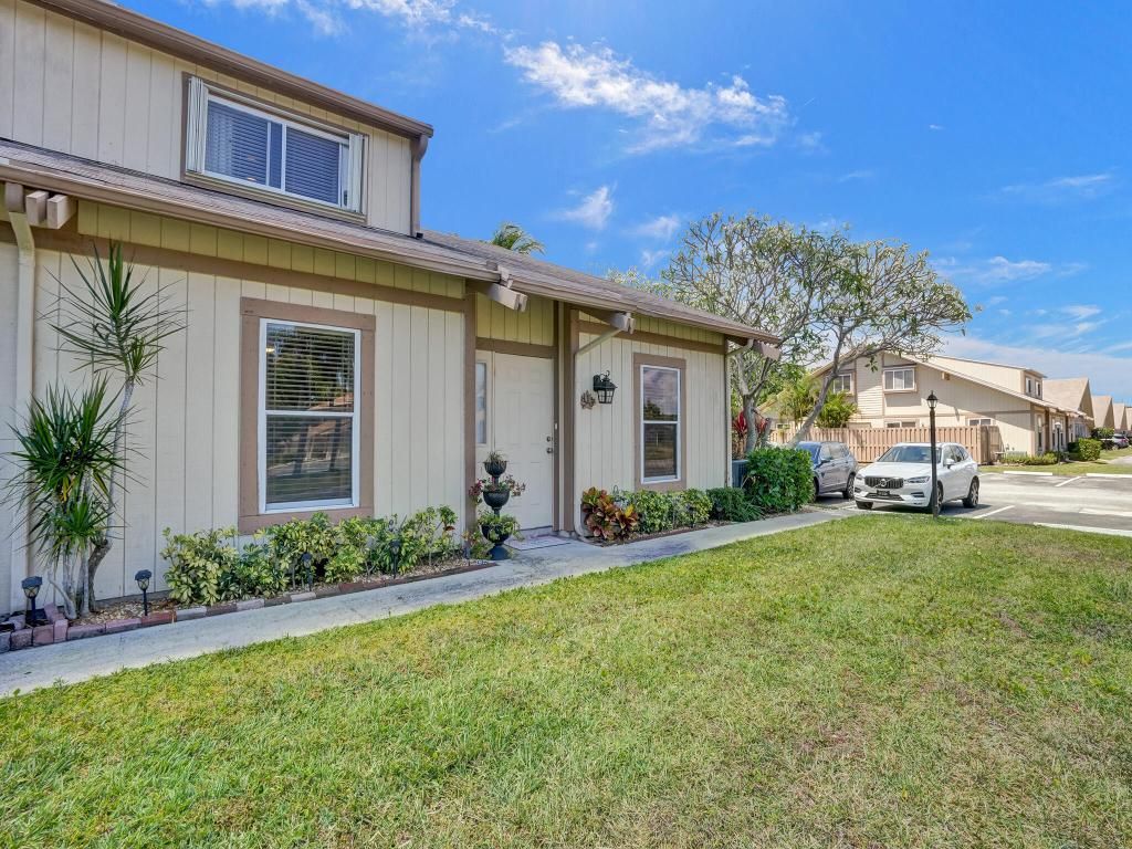 Photo of 313 Maplecrest Circle, Jupiter, FL 33458 (MLS # R10982380)