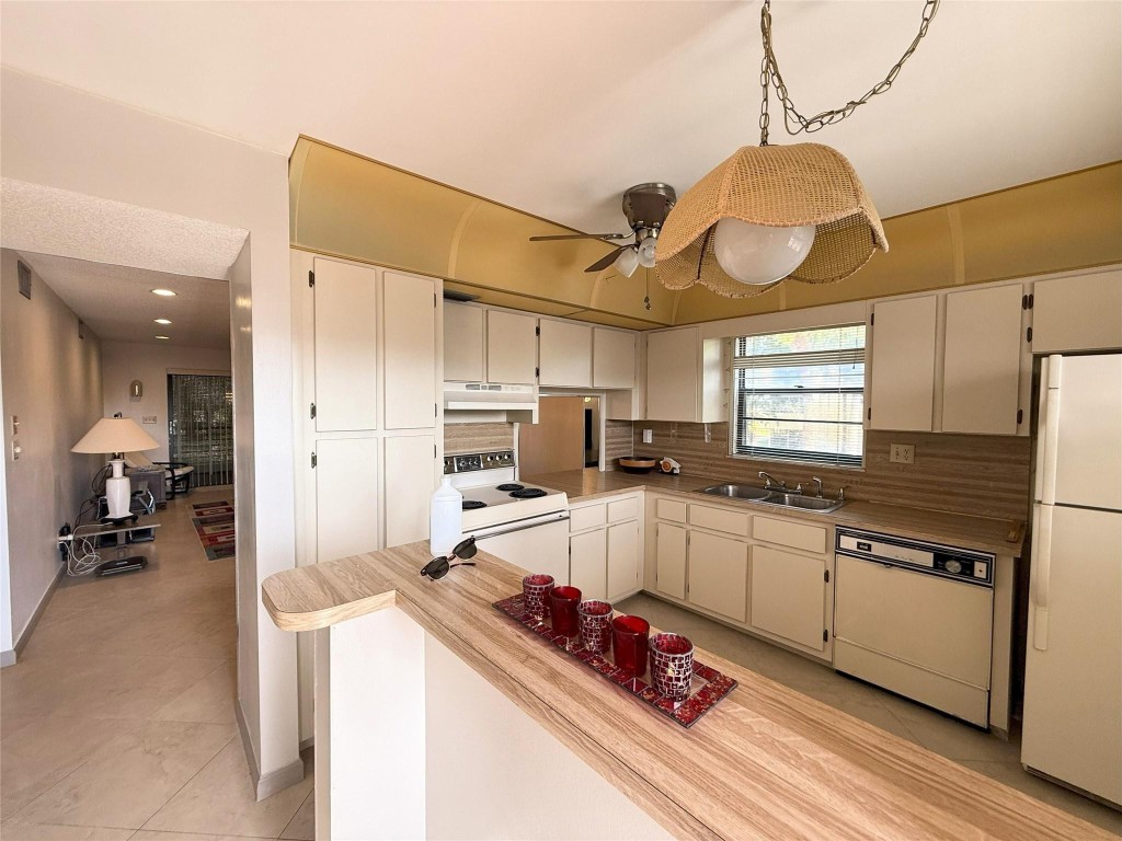 LAKES OF CARRIAGE HILLS - Residential