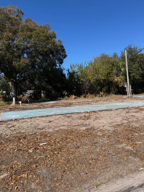 WHISPERING CREEK - Land